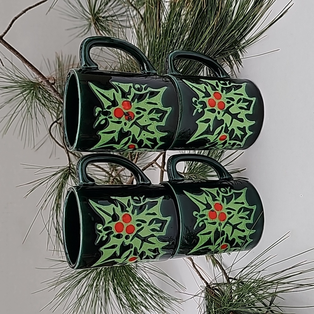 Vintage HTF Green Christmas Holly Berry 4 Piece Mug Set